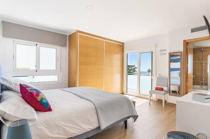 Modern Lovely Villa with Heated Private Pool and Roof Terrace, Golf & Sea Views in Amarilla Golf, San Miguel de Abona