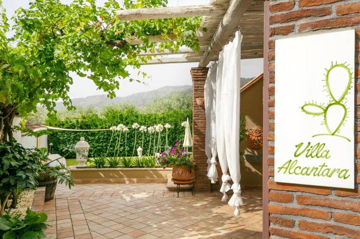 Location de vacances pour 5 personnes, avec vue ainsi que piscine et jardin à Graniti - 4