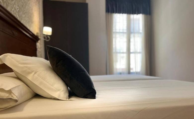 Hotel para 3 personas, con terraza y jacuzzi además de sauna y piscina - 1