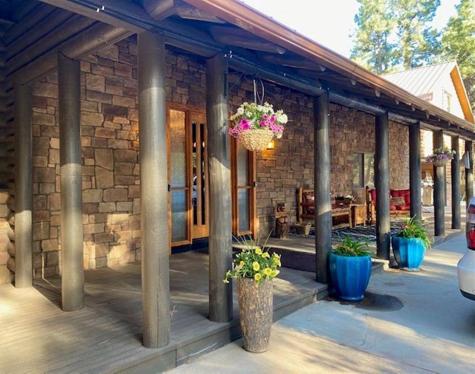 Lux Cabin on 6 beautiful acres. Close to Snowbowl/Fireplace/Large groups welcome in Coconino Nationalwald