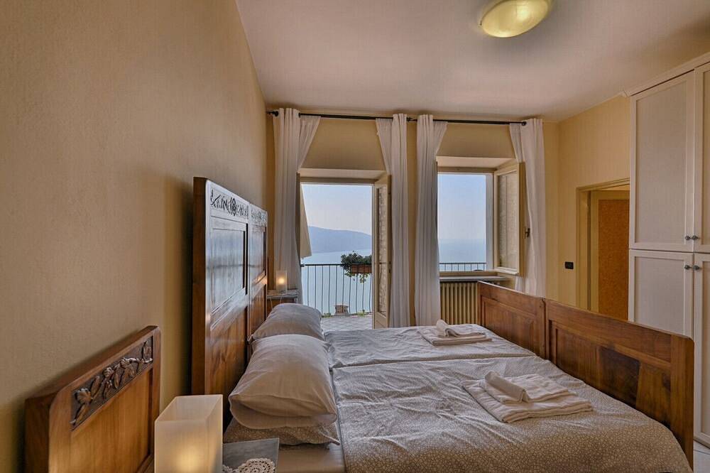 Geheel appartement, Appartement in een typische natuursteen Rustico met prachtig uitzicht op het meer in Oldesio, Tignale
