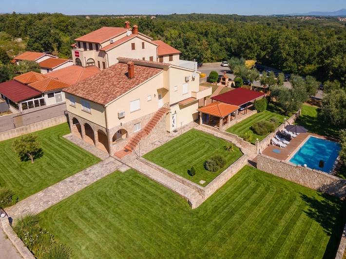 Ferienhaus für 8 Personen, mit Terrasse und Garten sowie Pool