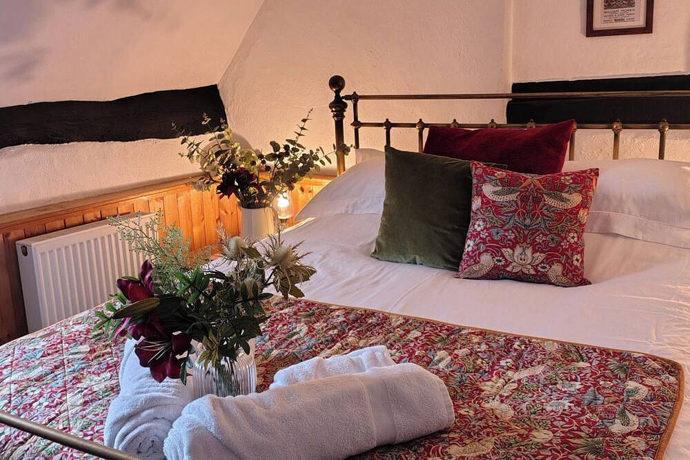 Runnymede, pet friendly, character holiday cottage in Tewkesbury in Tewkesbury, Gloucestershire