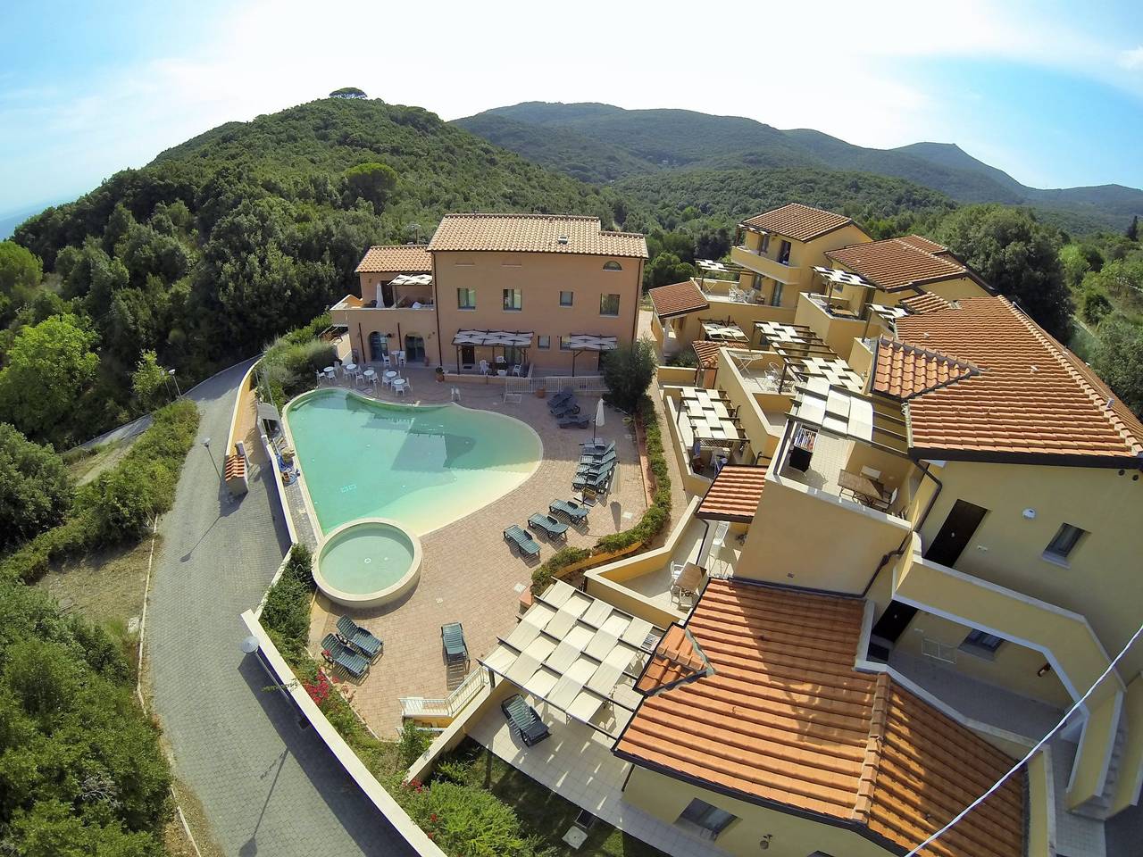 Appartamento intero, Appartamento La Pergola al Cavo 15 vicino alla spiaggia con piscina condivisa e Wi-Fi in Cavo, Isola d'Elba
