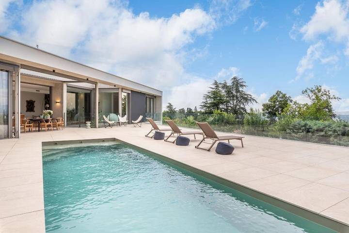 Location de vacances pour 8 personnes, avec piscine ainsi que terrasse et jardin à Saint-Didier-au-Mont-d'Or