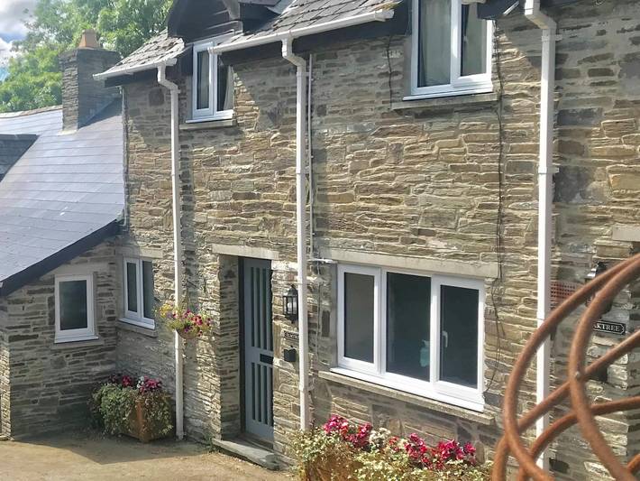 Cottage for 10 people, with terrace and pool as well as garden in Mid-Wales