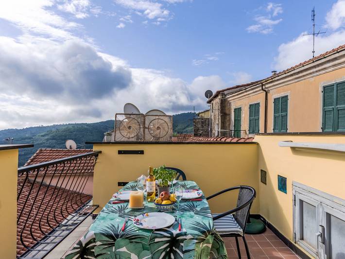 Ferienhaus für 8 Personen, mit Terrasse und Ausblick in Pietrabruna