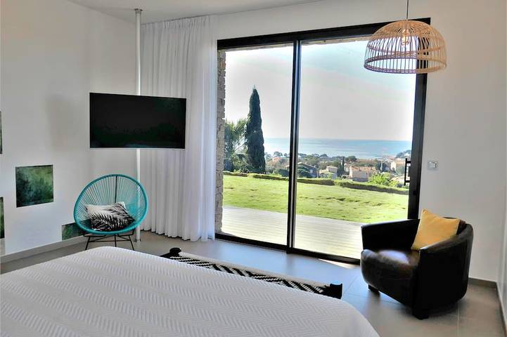 Ganze Wohnung, 5* Apartment in Villa mit Meerblick, exklusiver Pool, Klimaanlage, All Inclusive in Carqueiranne, Mittelmeerküste (Frankreich)