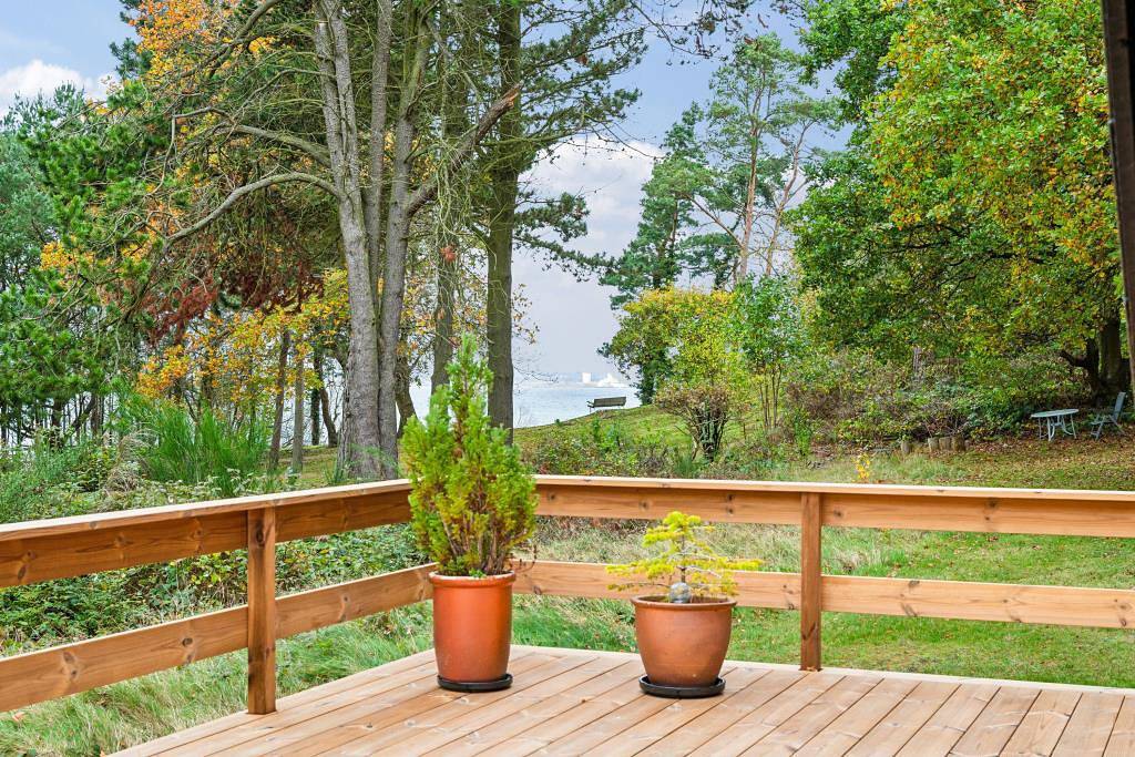 Gepflegtes Ferienhaus auf großem Naturgrundstück in erster Reihe zum Wasser mit Meerblick in Dejret, Knebel