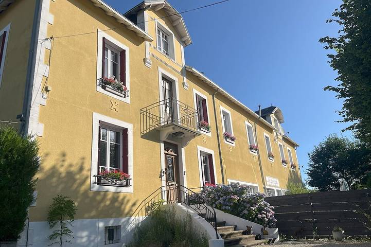 Location de vacances pour 10 personnes, avec piscine et jardin, animaux acceptés à Saint-Pierre-de-Frugie