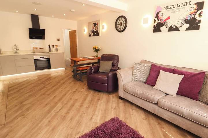 Log cabin for 2 people, with hot tub and garden in Carnforth