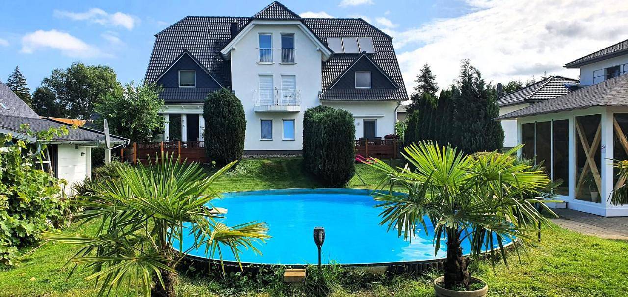 Ganze Wohnung, Fewo Traum, 4-Sterne Fewo's mit Pool und Whirlpool, Grillecke und neuem gemütlichen Pavillon im Garten, am Achterwasser mit Badestrand, wenige Autominuten bis zur Ostsee, Überweisung oder Bar akzeptiert in Neppermin, Benz