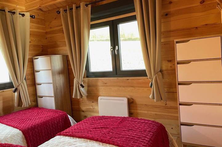 Quiet chalet with superb unobstructed view of the Morvan mountains in Saint-Germain-des-Champs, Naturpark Morvan