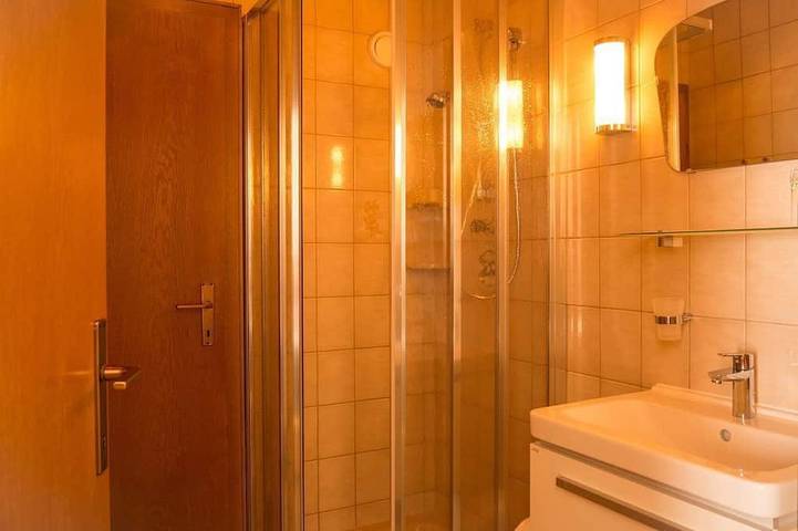 Doppelzimmer, Toilette und Dusche getrennt - Alpengasthof Moser in Sankt Blasen, Murau (Kreischberg)