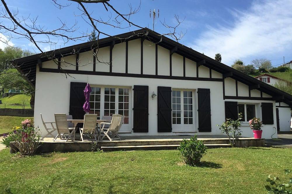Renovated Basque House 8 Bedrooms Clim Wifi Near Lake, Ocean Garden, Pets Ok in Saint-Pée-sur-Nivelle, Bayonne region