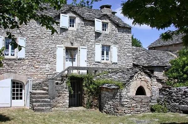 Gîte pour 6 personnes, avec Balcon ainsi que Jardin et Piscine à Mas-Saint-Chély