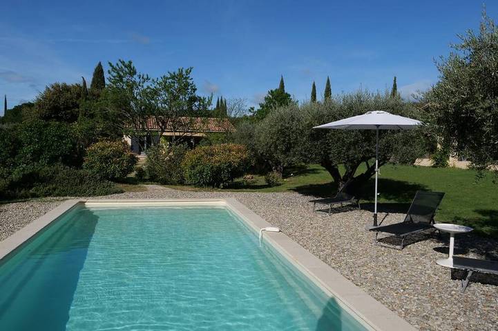 Maison de vacances pour 2 personnes, avec terrasse ainsi que jardin et piscine