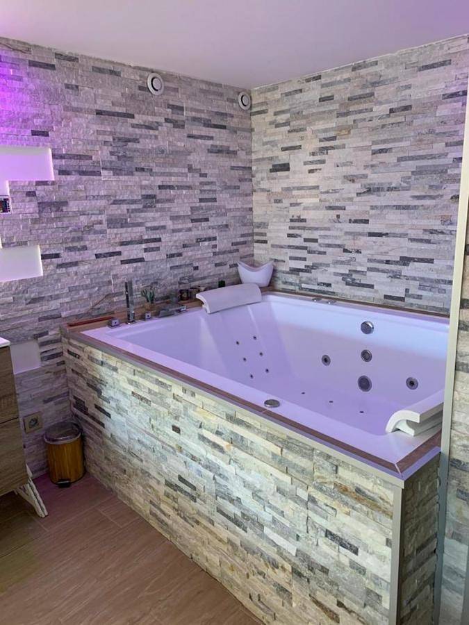 Gîte pour 3 personnes, avec jacuzzi à Le Cendre