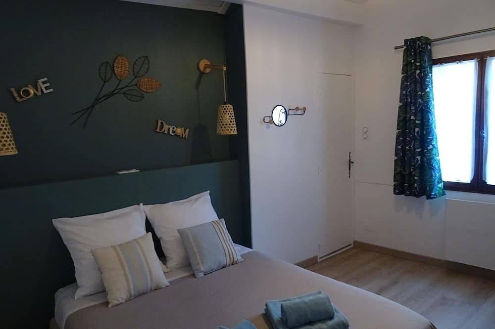 A sunny haven of peace with seasonal swimming pool in Forcalquier region