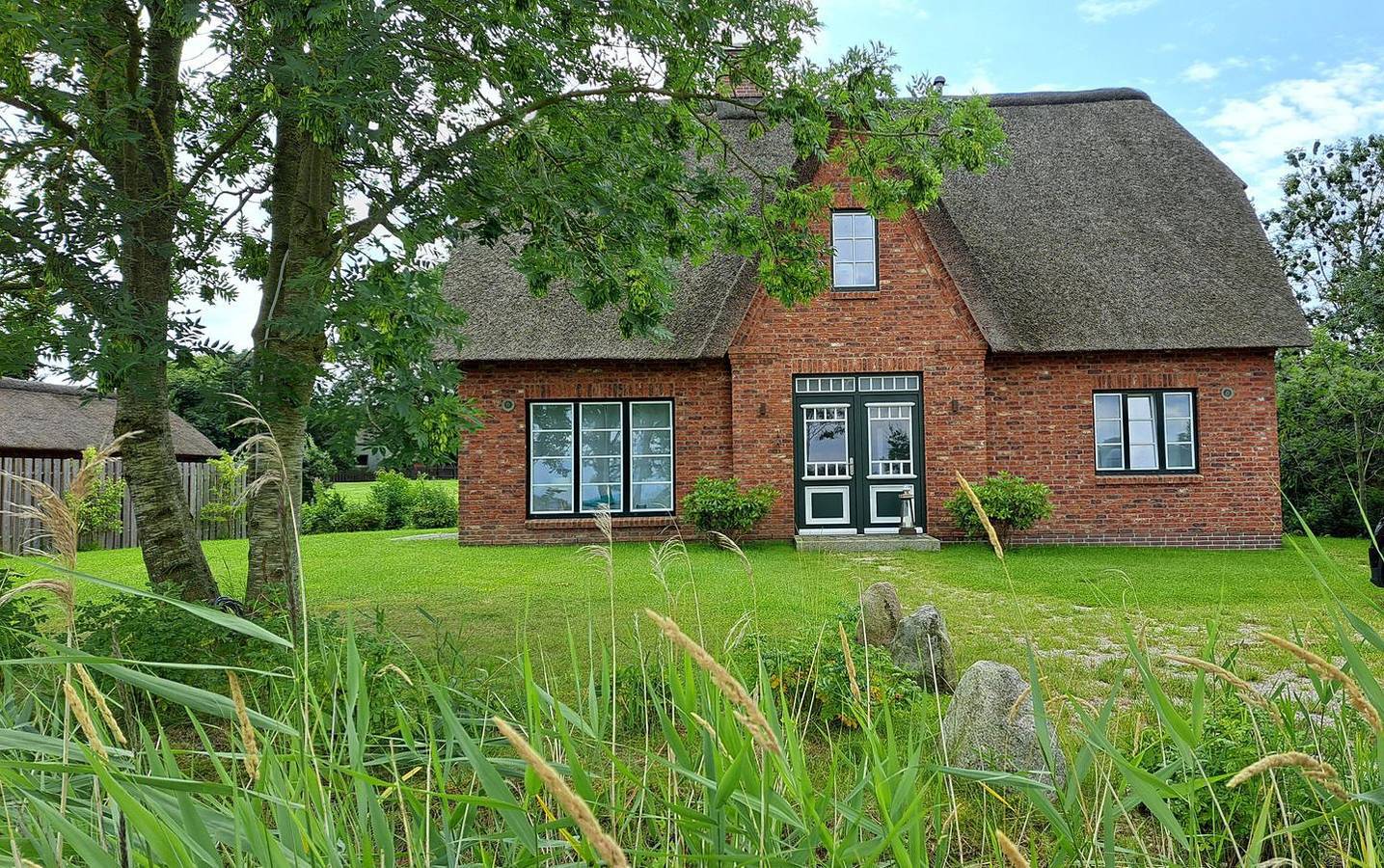 Modernes Reet gedecktes Ferienhaus für 4 in der Hafenstadt Tönning in Tönning, Halbinsel Eiderstedt