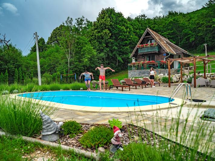 Ganze Ferienwohnung, Holzhütte 'David' mit Whirlpool, Pool und Bergblick in Korenica, Lika-Senj