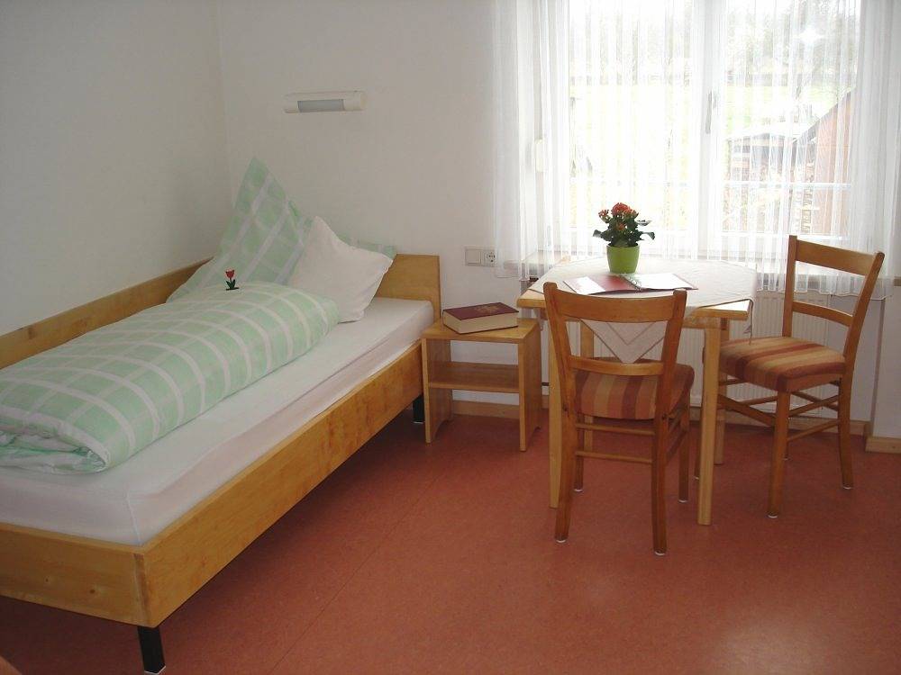 Gästehaus St. Theresia - Komfort-Einzelzimmer mit Dusche und Wc in Eriskirch, Region Bodensee-Oberschwaben