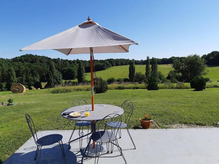 Location de vacances pour 3 personnes, avec jardin et terrasse ainsi que piscine et vue, animaux acceptés à Juignac
