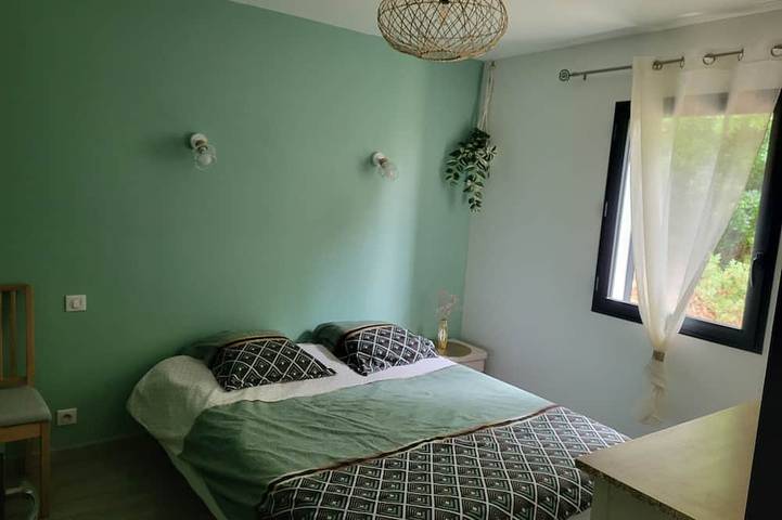 Location de vacances pour 6 personnes, avec terrasse et jardin à Saint-Julien-de-Peyrolas - 4