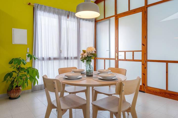 Apartamento entero, Apartamento 'Loft El Til-ler' con terraza privada y Wi-Fi in Bellvey, Costa Dorada