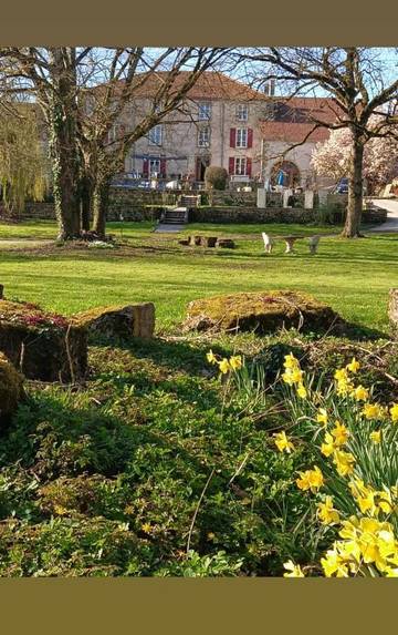 Maison d’hôte pour 7 personnes, avec jardin ainsi que vue et piscine, animaux acceptés dans Neufchâteau