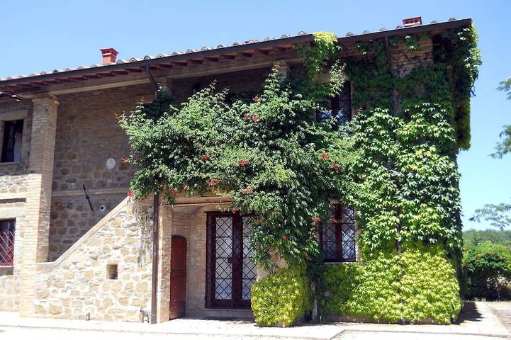 Ferienwohnung für 8 Personen, mit Balkon und Garten sowie Pool in Torgiano