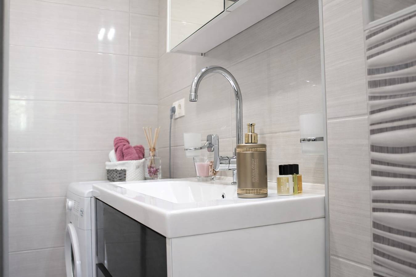 Ganze Wohnung, 2 Bedroom Apartment Karla A1 for 6 person in Stanići near city Omiš  in Stanici, Omis-Riviera