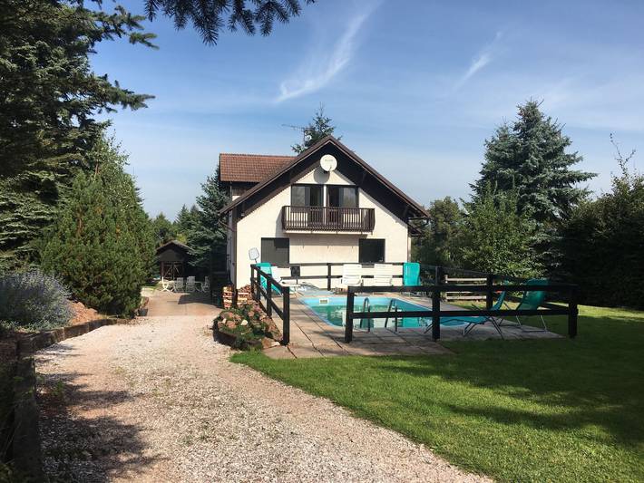 Chalet für 8 Personen, mit Balkon und Terrasse sowie Garten und Pool in Tschechien