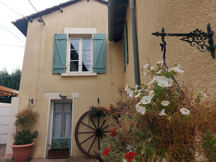 Gîte pour 4 personnes, avec jardin et terrasse, adapté aux familles à Confolens
