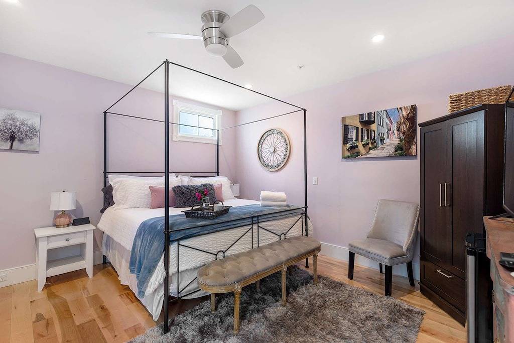 Luxurious King Suite With New Heated Pool in Charleston, Charleston County