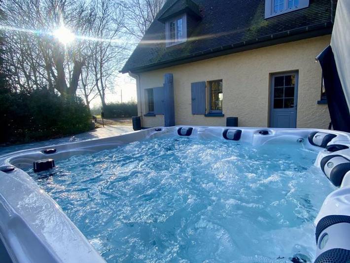 Gîte pour 14 personnes, avec jacuzzi ainsi que jardin et terrasse