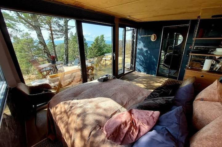 Luxury by the fjord of Oslo.  Welcome to a mirrored cabin with great views in Nesodden