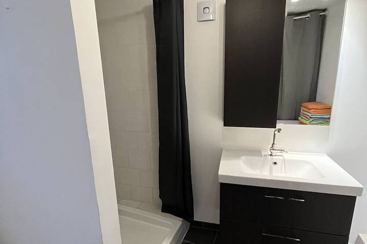 Apartamento entero, Alquiler-Clásico-Baño privado con ducha-Vista al Jardín-Chez Polo in Saint-Denis, Sena-Saint Denis