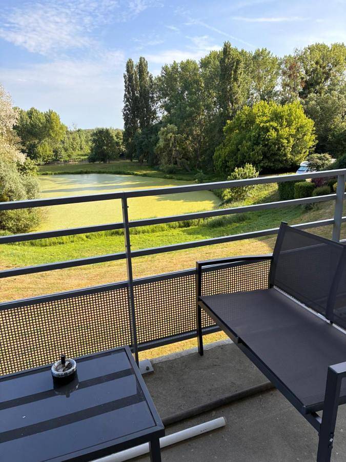 Gîte pour 4 personnes, avec vue ainsi que balcon et vue sur le lac à Briollay