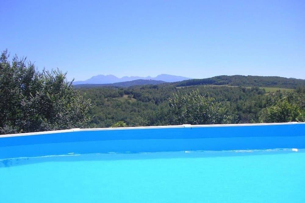 Pyreneen Vue gite with pool, renovated farmhouse tranquil with amazing views in Coussa, Ariège