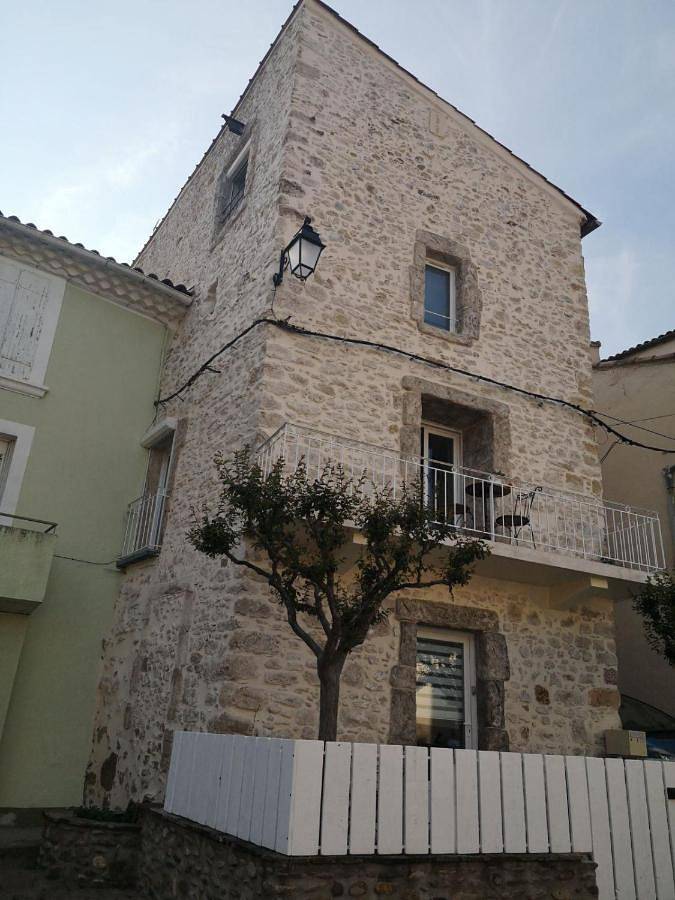La placette in Hérépian, Région de Béziers