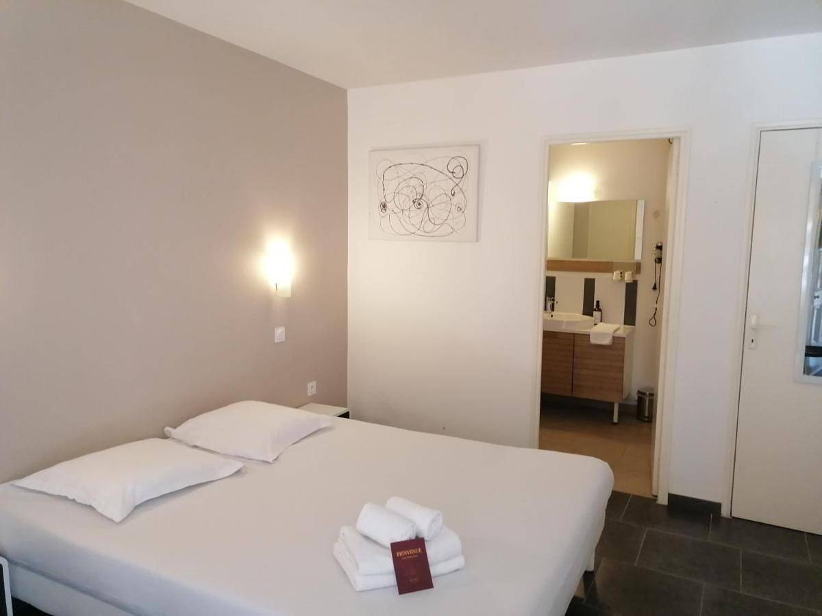 Budget Double Room in Sauvagnon, Béarn