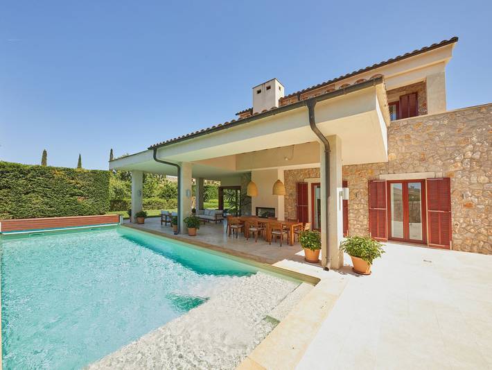 Finca für 7 Personen, mit Balkon/Terrasse und Balkon sowie Terrasse und Pool in Canyamel