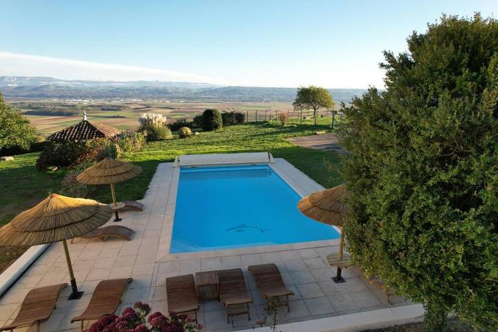 Location de vacances pour 2 personnes, avec jardin et terrasse ainsi que vue et piscine à Gillonnay
