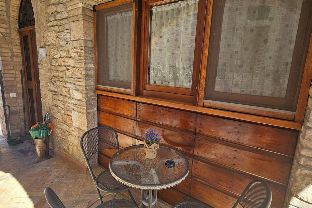 Apartamento entero, Apartment 38sqm historic center 4 places. Courtyard and parking lot.Pets allowed. in Asís, Provincia de Perugia