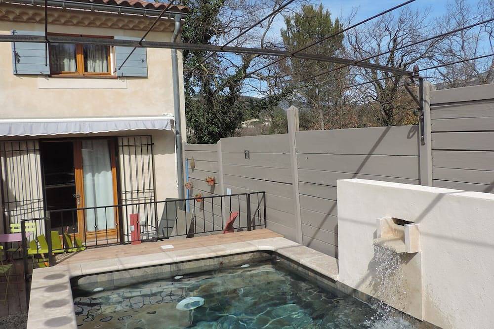 Swimming Pool and Jacuzzi Gîte \"Les chênes blancs\" in Provence in Aubignan, Parc naturel régional du Mont-Ventoux