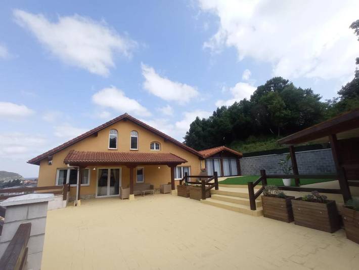 Casa de vacaciones para 20 personas, con Balcón y Terraza además de Jardín y Vistas en Santoña