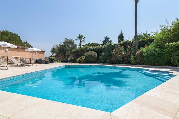 Hôtel pour 2 personnes, avec terrasse ainsi que jardin et piscine