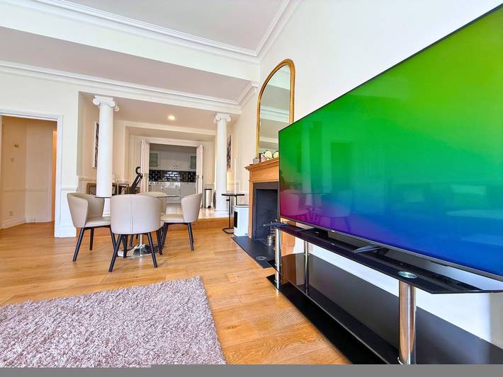 Vacation rental for 8 people, with yard and balcony, kid friendly in Knightsbridge