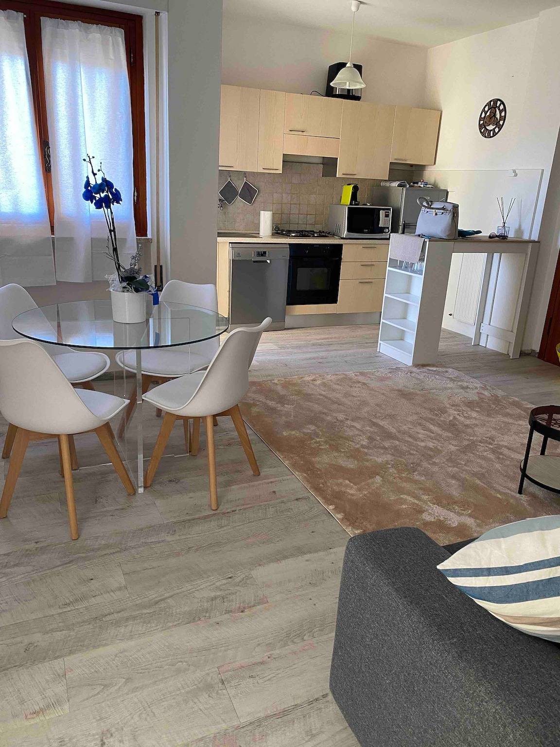 Ganze Wohnung, Ferienwohnung 'Fronte Mare' mit Balkon, Wi-Fi und Klimaanlage in Lido di Camaiore, Italienische Riviera